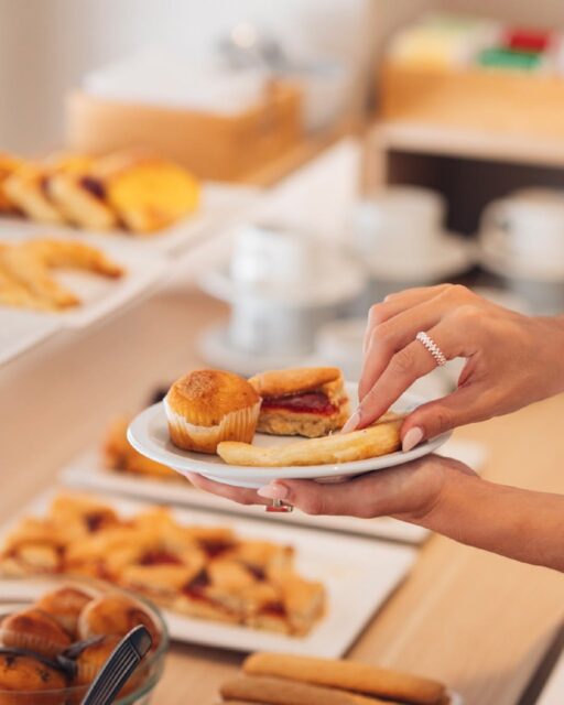 Antes de salir a descubrir Buenos Aires, regalate un momento para disfrutar.
Nuestro desayuno buffet está pensado para empezar el día con calma y energía.

Reservá tu estadía.